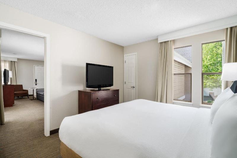 One-Bedroom King Suite with Sofa Bed image 3