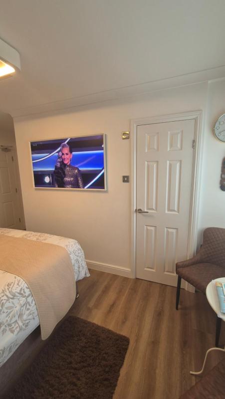 Double Room with King Bed image 4