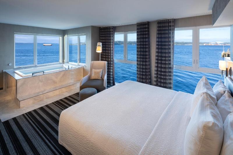 Premier King Room with Spa Bath and Bay View image 4