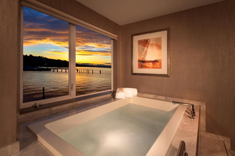 King Room with Spa Bath and View image 4