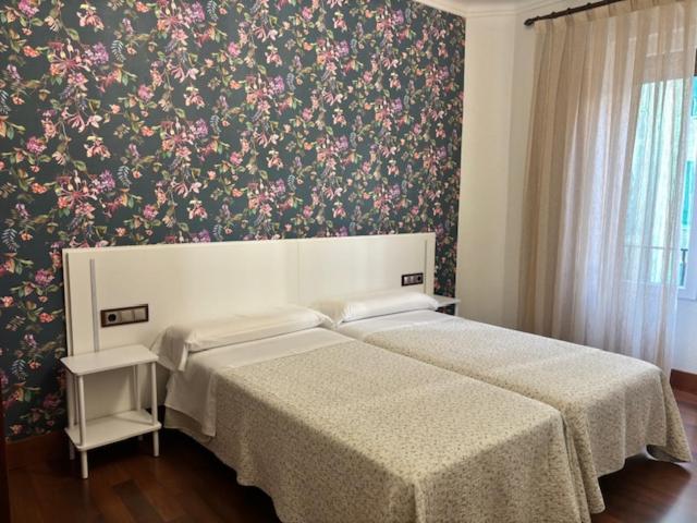 Double or Twin Room with Shared Bathroom image 2