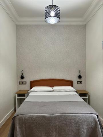 Single Room with Private Bathroom image 1