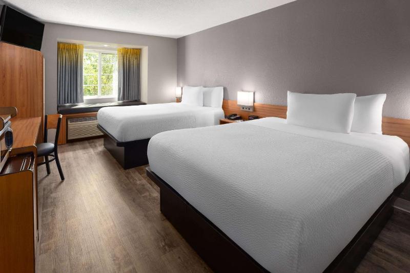 Queen Room with Two Queen Beds - Non-Smoking image 3