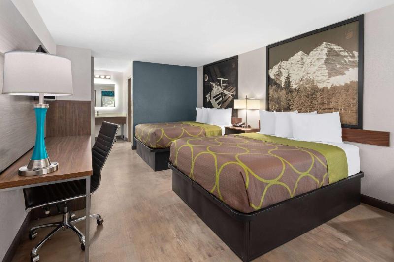 Queen Room with Two Queen Beds - Non-Smoking image 1
