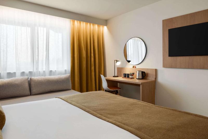 Standard King Room image 3