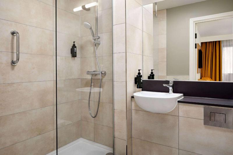 Standard King Room image 2