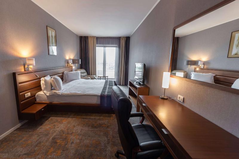 Premium Deluxe Executive Suite with Belle View image 3