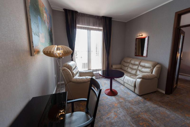 Premium Deluxe Executive Suite with Belle View image 4