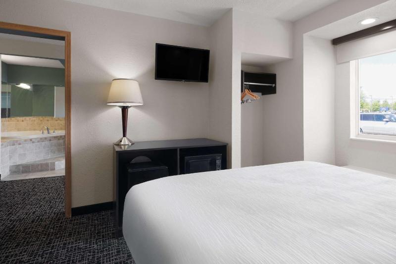 Deluxe King Suite - Non-Smoking image 1