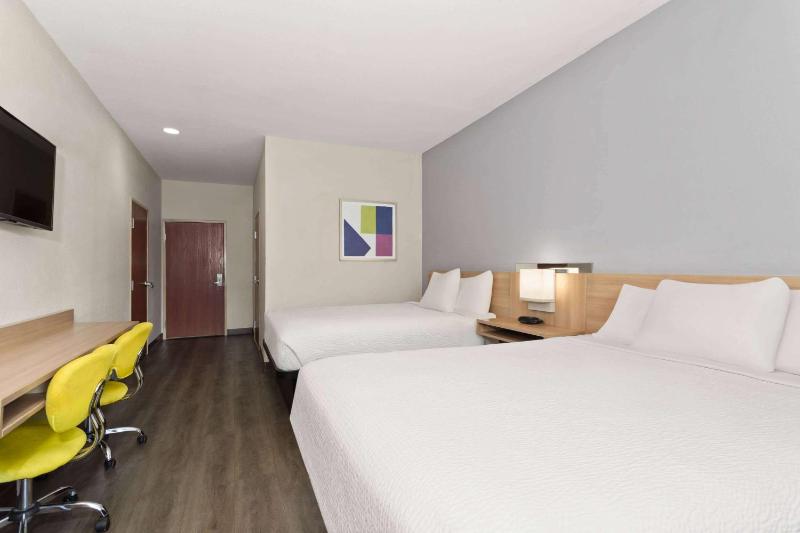 Queen Room with Two Queen Beds - Non-Smoking image 2