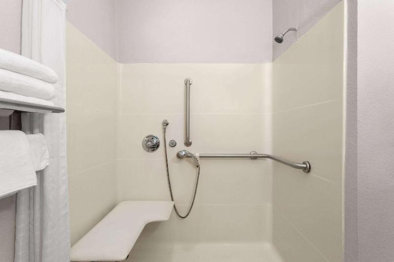 Queen Room - Disability Access/Non-Smoking image 4