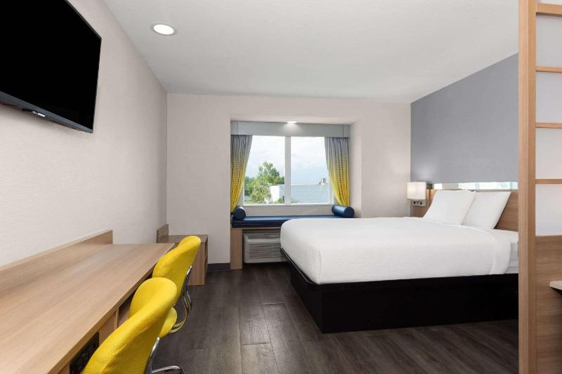 Queen Suite with Bath Tub - Mobility Accessible/Non-Smoking image 2