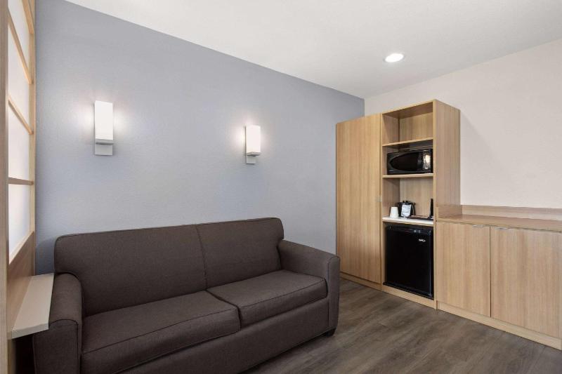 Queen Suite - Non-Smoking image 4