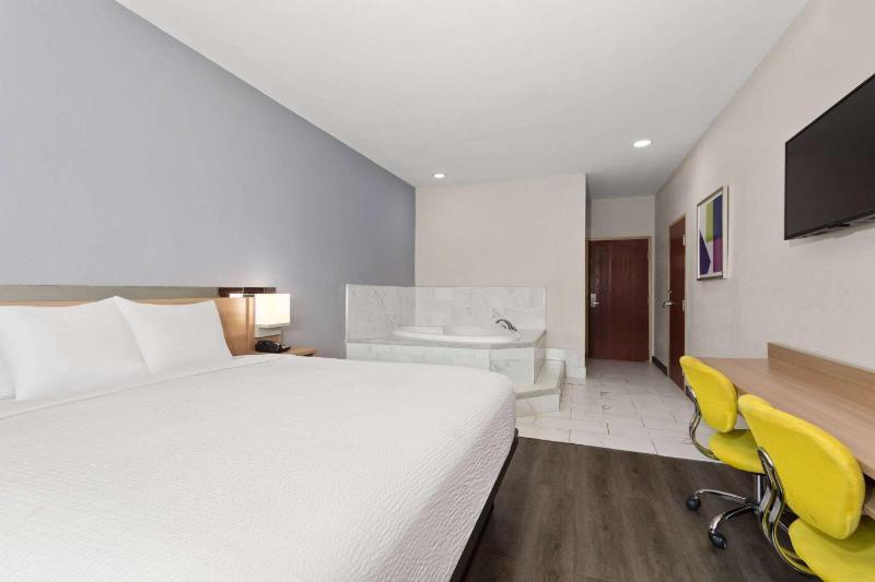 King Suite - Non-Smoking image 2
