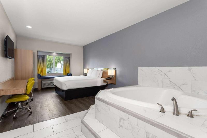 King Suite - Non-Smoking image 4