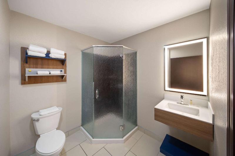 Queen Suite - Non-Smoking image 3