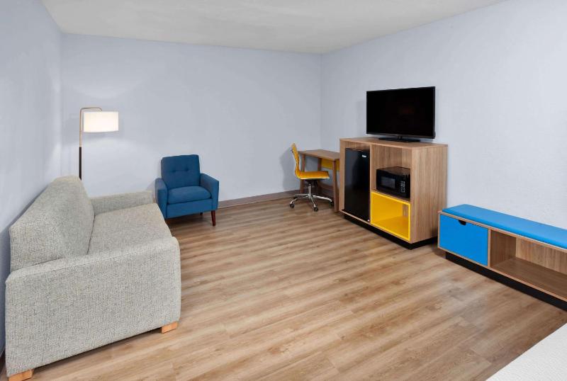 King Suite - Non-Smoking image 4