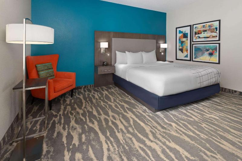 Executive King Room with Sofa Bed image 4