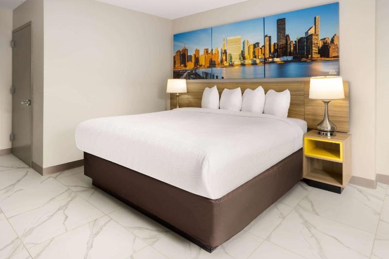 King Room with Roll-in Shower - Mobility Access/Non-Smoking image 1