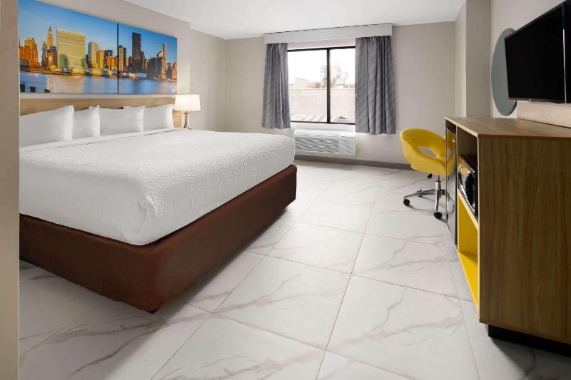 King Room with Tub with Grab Bars - Mobility Accessible/Non-Smoking image 1