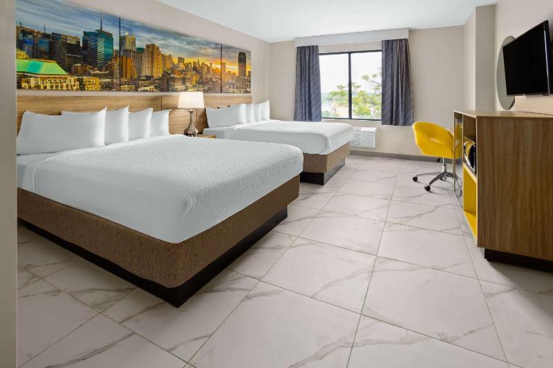 Queen Room with Two Queen Beds - Non-Smoking image 1