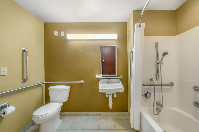 Queen Room - Non-Smoking image 1