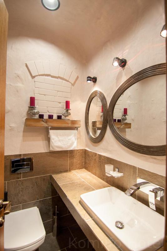 King Suite with Balcony image 2