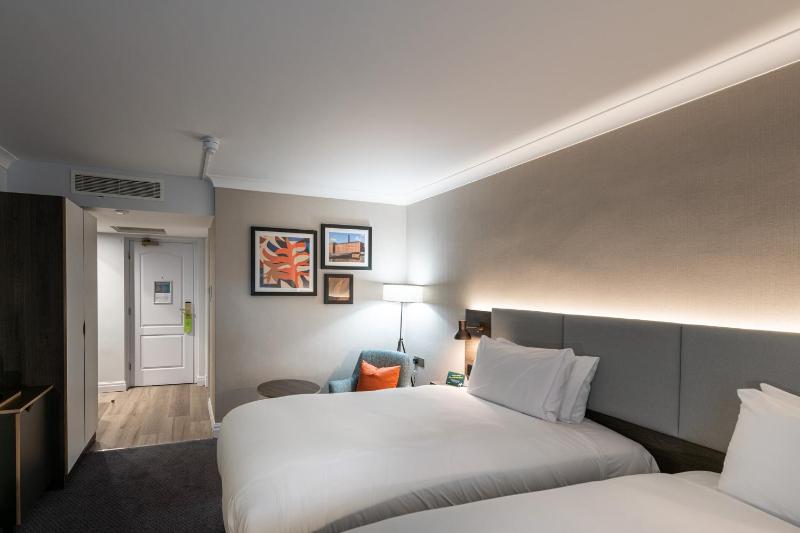 Standard Twin Room image 2