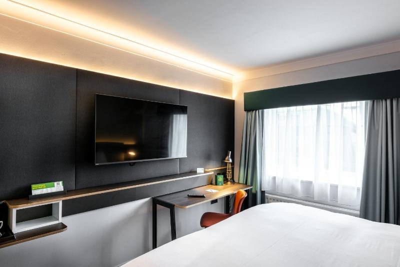 Standard King Room image 2