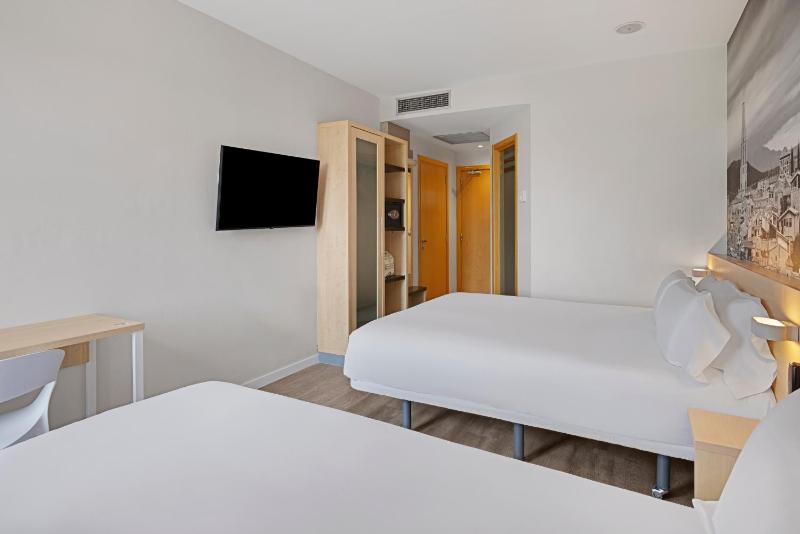 Family Room (2 Adults + 1 Child) image 3