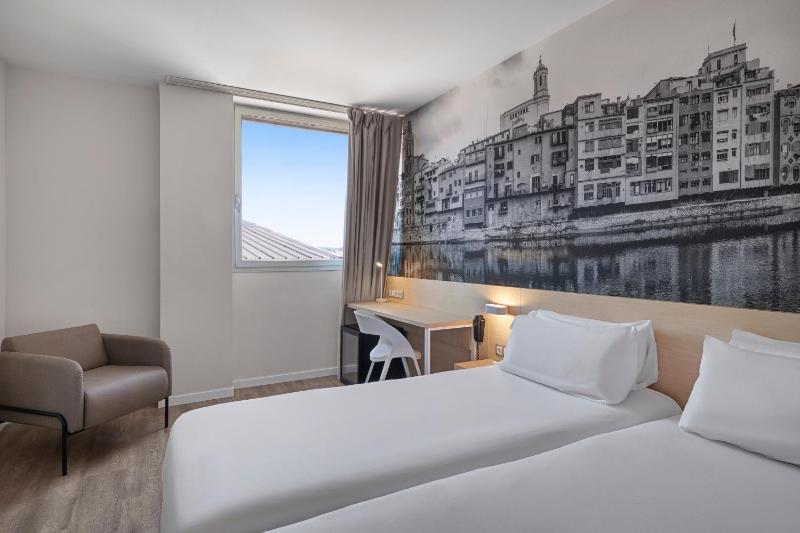 Twin Room image 3