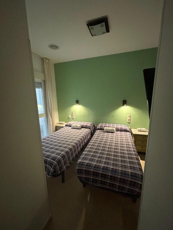 Twin Room with Private Bathroom image 4
