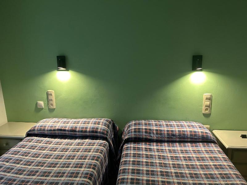 Twin Room with Private Bathroom image 3