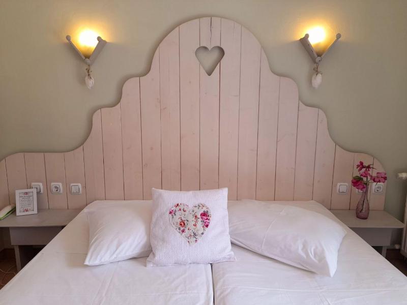 Deluxe Double or Twin Room with Balcony image 2