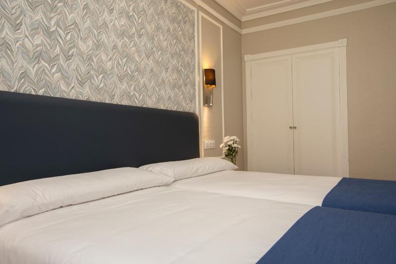 Standard Double Room image 4