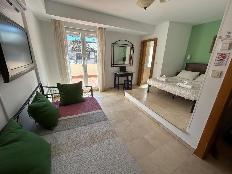 Triple Room with Terrace image 1