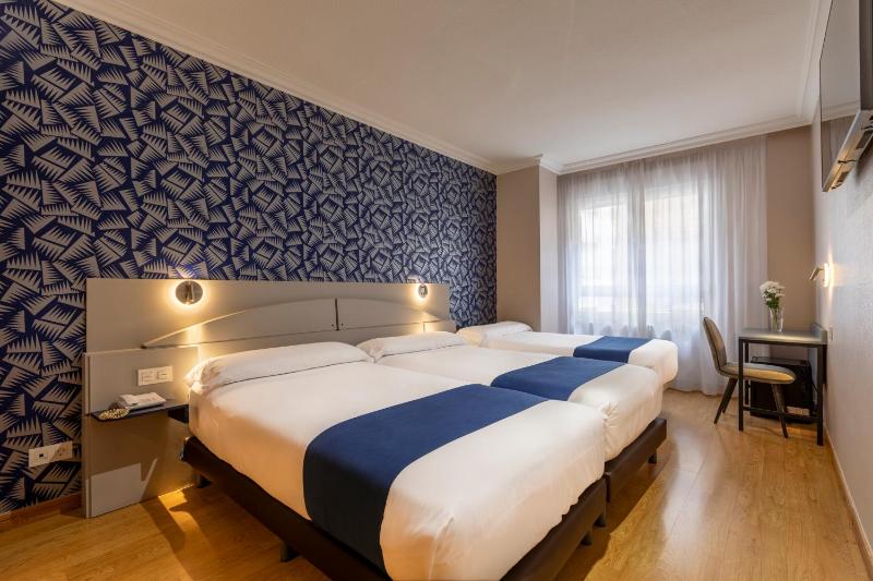 Triple Room with 3 Beds image 1