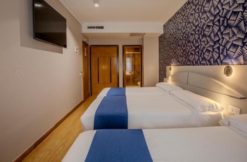 Triple Room with 3 Beds image 3