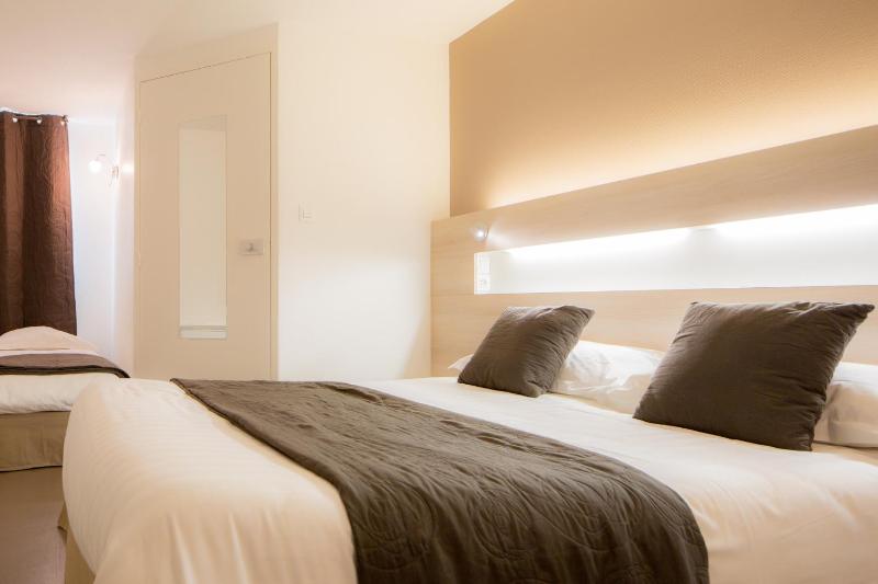 Double Room with Extra Bed image 2