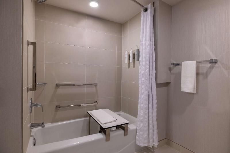 King Room - Mobility Access/Non-Smoking image 2