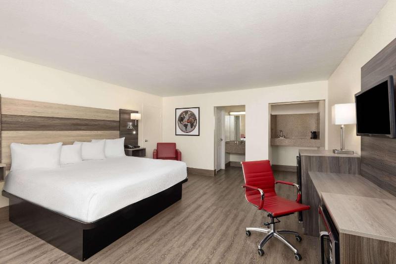 1 King Bed, Deluxe Room, Non-Smoking image 1