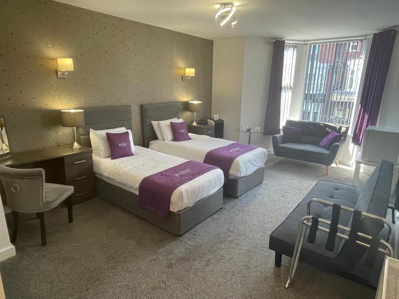 Premier Twin Room image 3