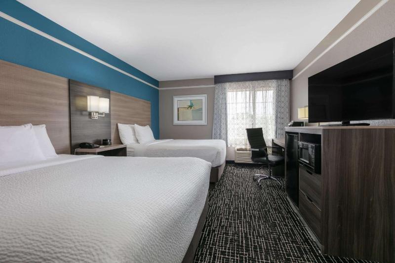 Queen Room with Two Queen Beds - Disability Access image 1