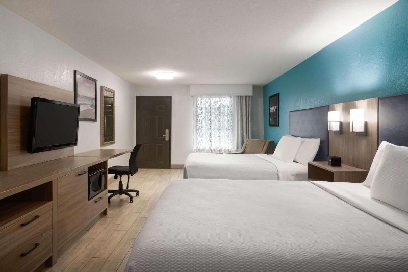 2 Queen Beds, Mobility Accessible, Bathtub w/Grab Bars, City View, Non-Smoking image 1