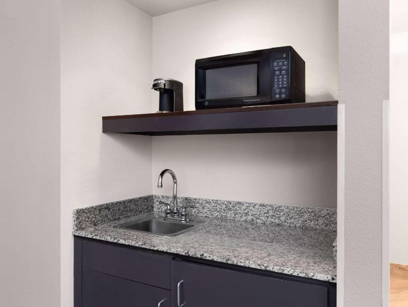 One-Bedroom Suite image 3