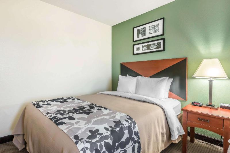 Queen Room with Two Queen Beds - Non-Smoking image 3