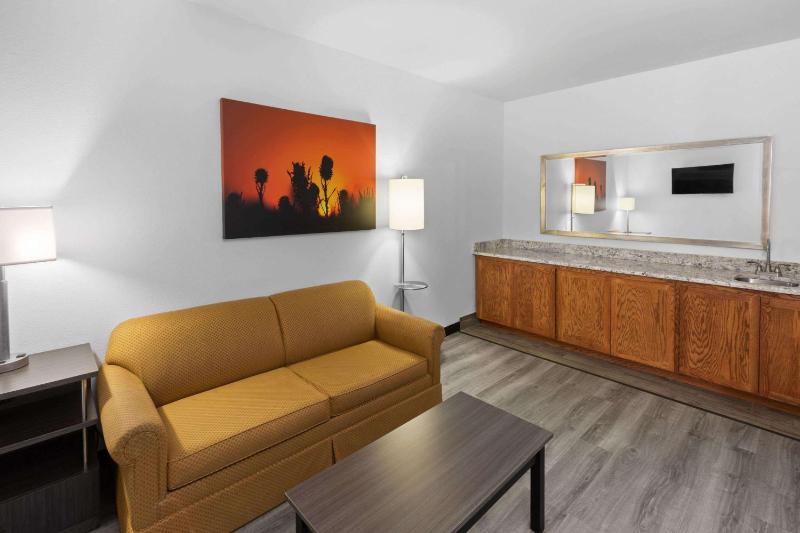 1 King Bed, Mobility/Hearing Access Studio Suite, Tub w/ Grab Bars, Non-Smoking image 4