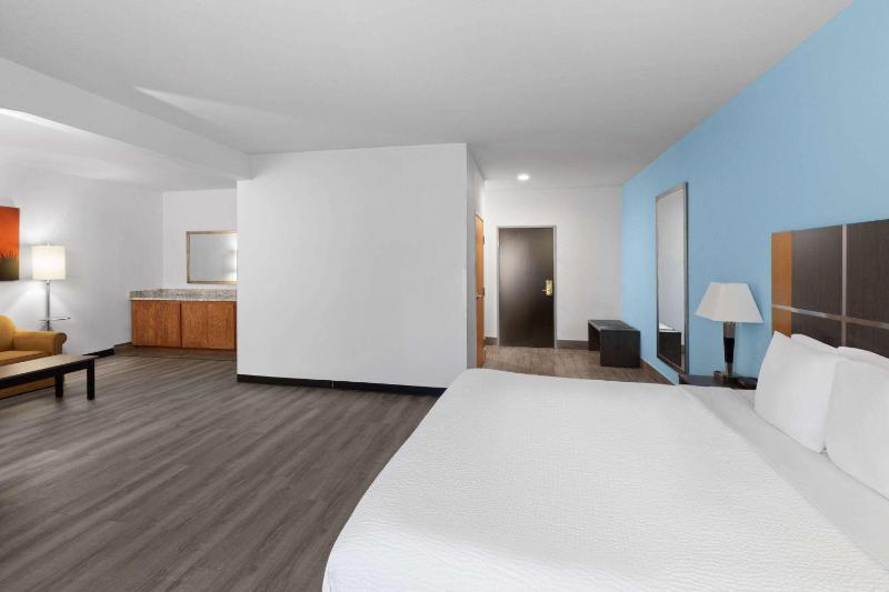 1 King Bed, Mobility/Hearing Access Studio Suite, Tub w/ Grab Bars, Non-Smoking image 3
