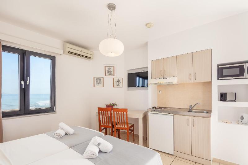 Studio with Sea View image 4