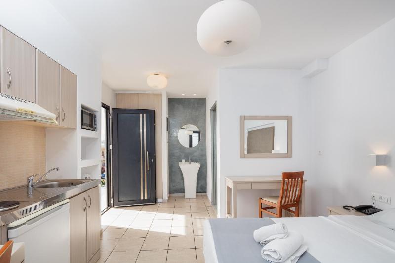 Studio with Sea View image 3